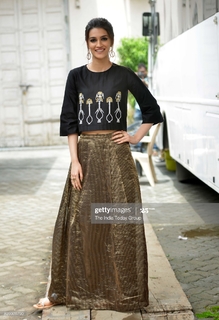 Kriti Sanon feet photo thumbnail