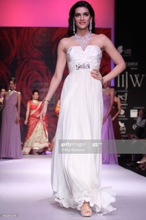 Kriti Sanon feet photo thumbnail