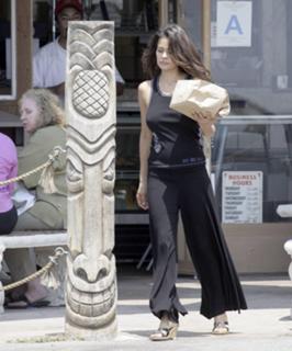 Brooke Burke feet photo thumbnail