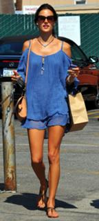 Alessandra Ambrosio feet photo thumbnail