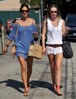 Alessandra Ambrosio feet photo thumbnail