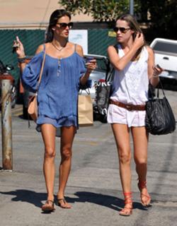 Alessandra Ambrosio feet photo thumbnail