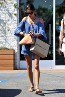 Alessandra Ambrosio feet photo thumbnail