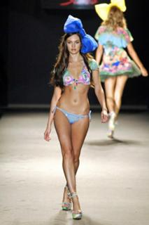 Candice Swanepoel feet photo thumbnail