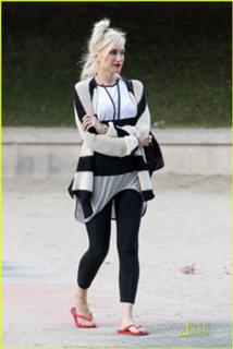 Gwen Stefani feet photo thumbnail