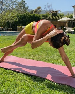 Brooke Burke feet photo thumbnail