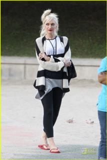 Gwen Stefani feet photo thumbnail