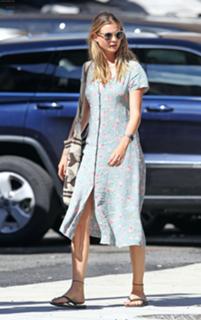 Behati Prinsloo feet photo thumbnail