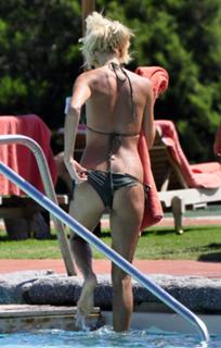 Victoria Silvstedt feet photo thumbnail