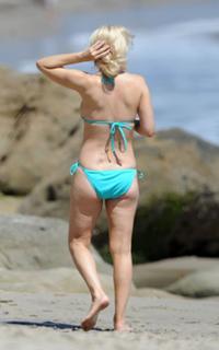 Jenny McCarthy-Wahlberg feet photo thumbnail