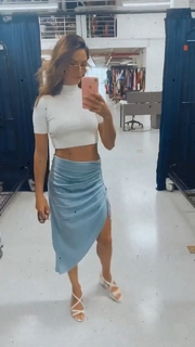 Isis Valverde feet photo thumbnail