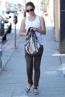 Emily Blunt feet photo thumbnail