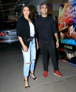 Sonakshi Sinha feet photo thumbnail
