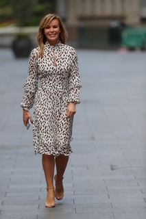 Amanda Holden feet photo thumbnail