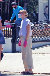 Dakota Fanning feet photo thumbnail