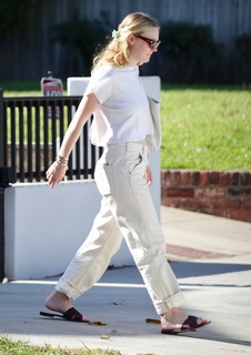 Dakota Fanning feet photo thumbnail