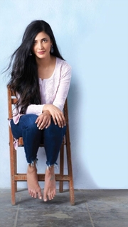 Shruti Haasan feet photo thumbnail
