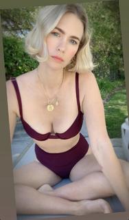 January Jones feet photo thumbnail