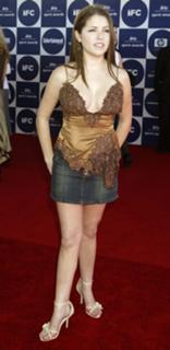 Anna Kendrick feet photo thumbnail