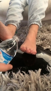 Natalie Noel Mariduena feet photo thumbnail