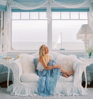 Tara Lipinski feet photo thumbnail
