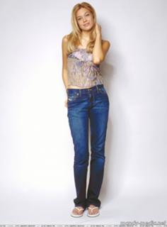 Mandy Moore feet photo thumbnail