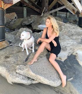 Daisy Fuentes feet photo thumbnail
