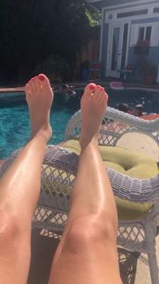 Angela Kinsey feet photo thumbnail