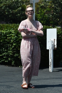 Elle Fanning feet photo thumbnail