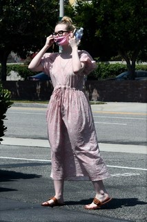 Elle Fanning feet photo thumbnail