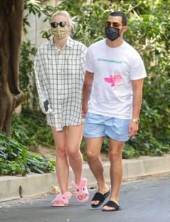 Sophie Turner feet photo thumbnail