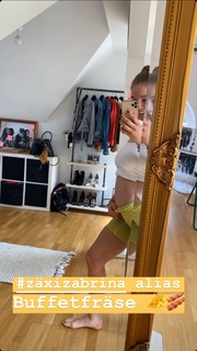Lola Weippert feet photo thumbnail
