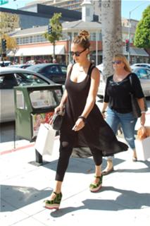 Jessica Alba feet photo thumbnail