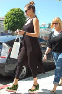 Jessica Alba feet photo thumbnail