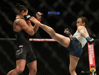 Michelle Waterson feet photo thumbnail