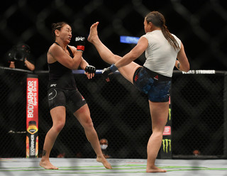 Michelle Waterson feet photo thumbnail