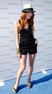 Ashlee Simpson feet photo thumbnail