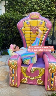 Christina Aguilera feet photo thumbnail