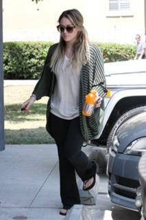Hilary Duff feet photo thumbnail