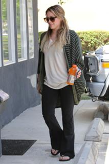 Hilary Duff feet photo thumbnail