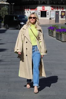 Ashley Roberts feet photo thumbnail