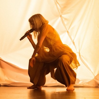 Aurora Aksnes feet photo thumbnail