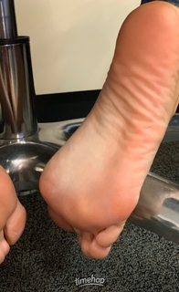 Kyle Unfug feet photo thumbnail