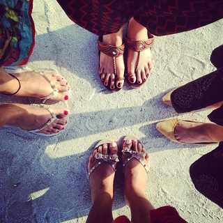 Sonam Kapoor feet photo thumbnail