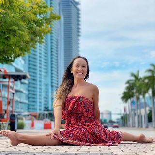 Kino MacGregor feet photo thumbnail