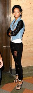Rihanna feet photo thumbnail