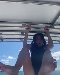 Shailene Woodley feet photo thumbnail