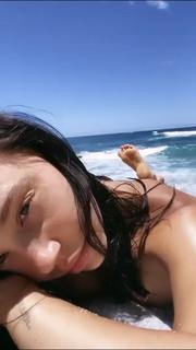 Alexis Ren feet photo thumbnail