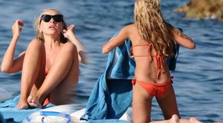Hadise feet photo thumbnail