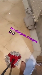 Elisabetta Gregoraci feet photo thumbnail